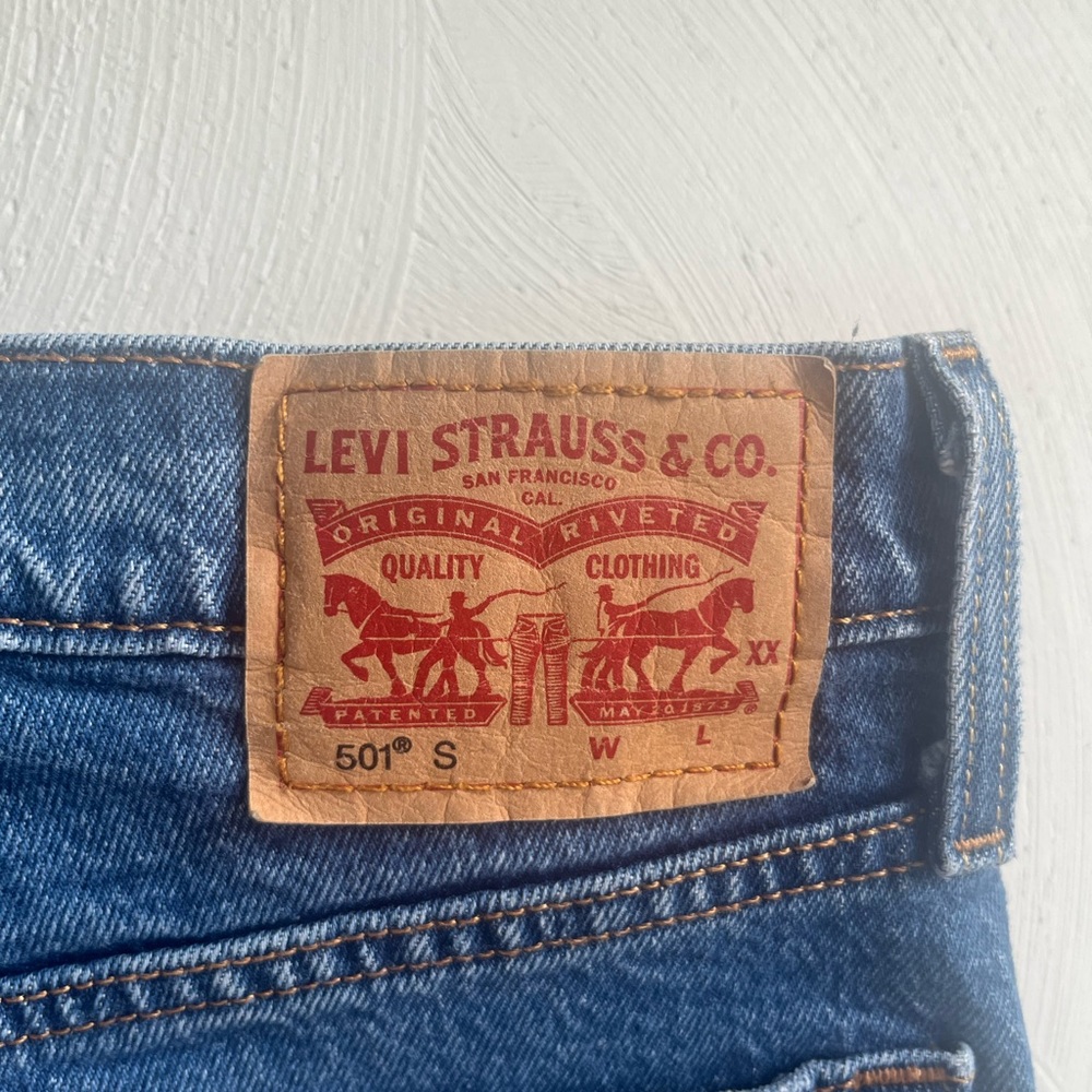 blue denim levi 501 S jeans! size w30 l28 (medium/6/8) minimally distressed